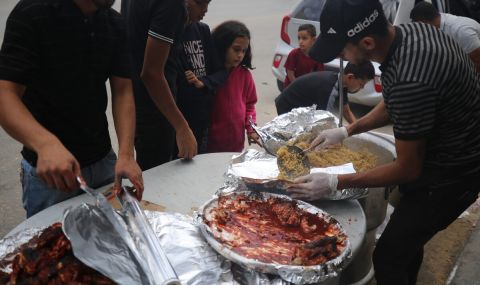 Food is collectively cooked and distributed on the streets of Deir A-Balah.